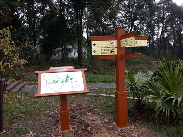 在現(xiàn)代大城市或一些鄉(xiāng)村道路上，合理的價格路標隨處可見。盡管人們在日常生活中并不太注意他們，但大多數(shù)時候他們會快速瀏覽一下，獲取他們需要的信息，然后離開。甚至一些未開化的人也樂于破壞這種公共物品。為了引起人們對導視牌的注意，我們來介紹一下導視牌的具體功能。  首先，導視牌最基本的功能是作為路標和導游卡，向來往的人們傳達各種信息，主要包括重要場所的內(nèi)部結(jié)構(gòu)、周圍道路和交通狀況的說明，以便人們能夠獨立、快速地找到正確的前進方向，這在高速公路或國道上是常見的。不僅如此，它還可以作為一些著名旅游景點附近建筑的文化背景介紹或名人身份介紹的載體，有利于豐富游客的文化背景知識，是一種優(yōu)秀的文化宣傳手段。此外，標有“禁止”字樣的標識，如:禁止吸煙、禁止大聲喧嘩、禁止攝影等。有利于維護公共秩序，明確告知群眾哪些行為是不允許的，并對公眾產(chǎn)生約束作用。  其次，著名的導向標識也是美化和豐富空間環(huán)境的工具。它可以填補視覺空白，同時還可以調(diào)節(jié)和緩解公眾的視覺疲勞。一些路標將被設計得漂亮可愛，這實際上是對環(huán)境的一種點綴，使周圍的環(huán)境更加充滿活力和新鮮。眾所周知，如果你在高速公路上開很長時間，你會很累，因為周圍環(huán)境太單一。 然而，導向標識可以給司機提供一定的距離或各種各樣的當?shù)匦畔ⅲ@可以使每個人的注意力暫時轉(zhuǎn)移，并很容易引起與車內(nèi)乘客的話題。總而言之，導視牌在人們的日常生活中非常重要。沒有它，人們將很難找到前進的正確方向，空間環(huán)境將不會豐富和美麗。  因此，平時人們應該愛護公共場所的導向標識，不要讓它們成為自己享樂的代價，充分發(fā)揮它們的使用價值。
